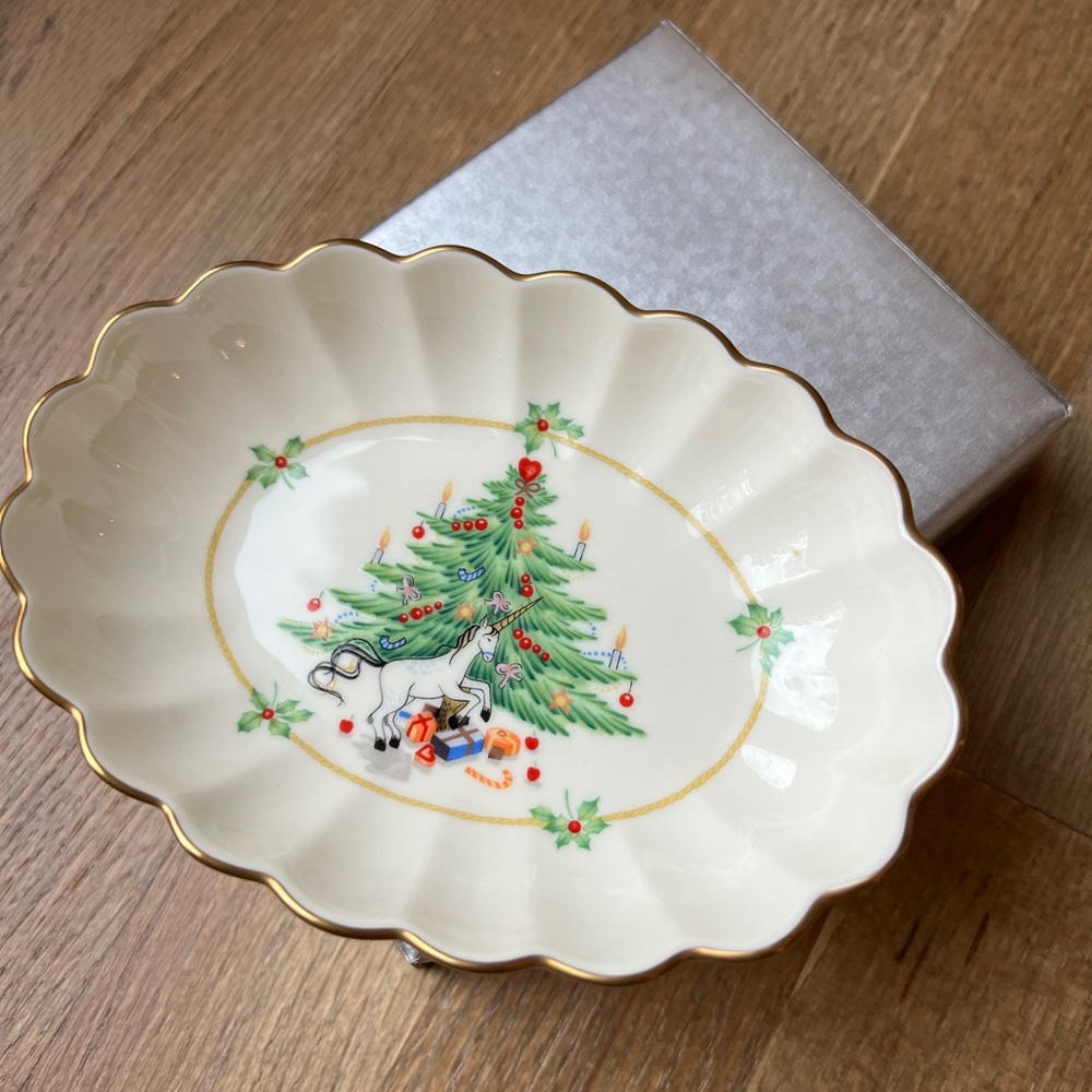 Mikasa CHRISTMAS SPIRIT Nut Dish, Gold Trim, 5 1/2"